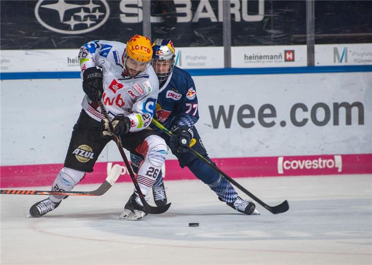 U20-WM im Eishockey: Die nächste deutsche NHL-Generation John-Jason Peterka (rechts) von Red Bull München - auf dem Foto im Zweikampf mit Dominik Uher von den Fischtown Pinguins Bremerhaven - ist einer von vielen Talenten, deren Zukunft in der NHL liegt.