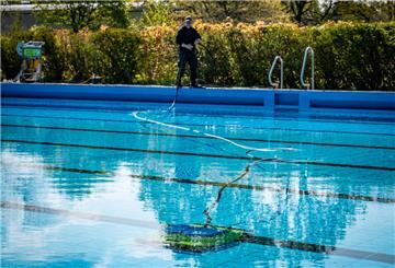 John Kleemeier bereitet das Freibad in Grünhöfe auf die neue Saison. Im Einsatz ist der Saugroboter.Foto Scheschonka