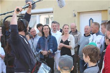 John Kosmalla und Eva Brenner eröffnen das Finale vor der Haustür - rein darf nur die Familie.