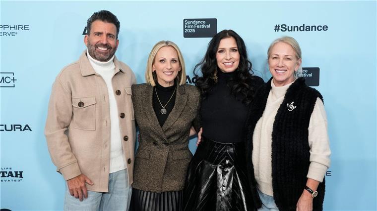 John Maucere (von links), Marlee Matlin, Shoshannah Stern und Liz Tannebaum besuchen die Premiere von „Marlee Matlin: Not Alone Anymore“ während des Sundance Film Festivals.