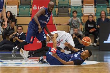 Johnny Berhanemeskel (links) und David Brembly (rechts) zeigen Einsatz beim Testspiel in Vechta. Foto Kokenge/Nordphoto