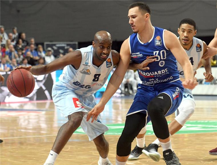 Johnny Berhanemeskel (links) war in Bonn glänzend aufgelegt. Der Kanadier steuerte 21 Punkte zum Eisbären-Sieg bei. Foto Scheer