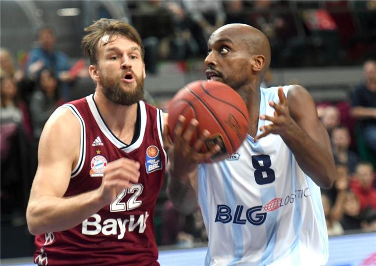 Johnny Berhanemeskel (rechts) war wieder mal der beste Werfer der Eisbären. Dem Shooting Guard gelang das Kunststück, drei Vier-Punkt-Spiele erfolgreich abzuschließen. Foto Scheer 