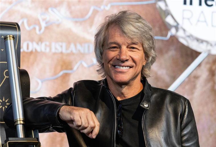 Grammy-Veranstalter ehren Jon Bon Jovi Jon Bon Jovi wurde als Frontmann der gleichnamigen Rockband bekannt, die seit den 80er Jahren mit Songs wie „Runaway“, „It’s My Life“ oder „Always“ Erfolge feiert.
