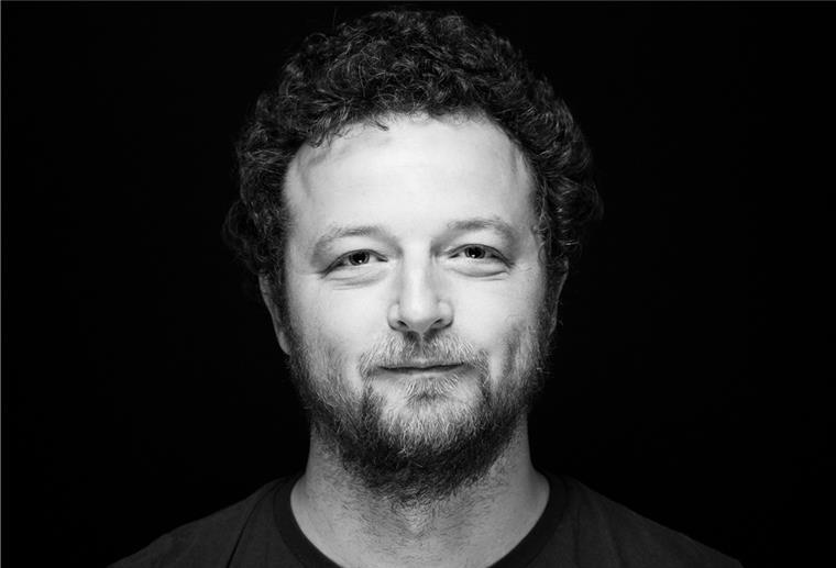 Er weiß, warum wir nach der Flut so viel spenden Jona Hölderle von Pluralog ist Experte für digitale Spenden-Kampagnen und erklärt, warum die Flut-Spenden so gut fließen.