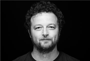 Jona Hölderle von Pluralog ist Experte für digitale Spenden-Kampagnen und erklärt, warum die Flut-Spenden so gut fließen.