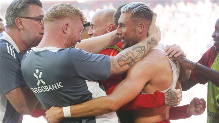 Düsseldorf feiert im Derby spätes Ausgleichstor Jona Niemiec wird nach dem Ausgleich bejubelt.