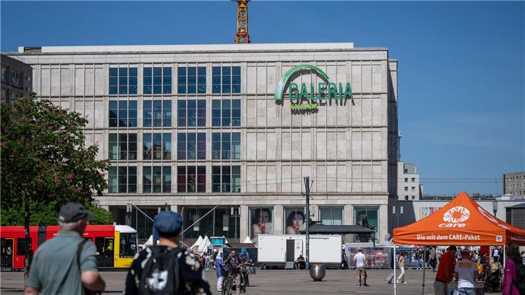 Zieht Berlins Zentralbibliothek an den Alexanderplatz? Jonas Fansa sieht im Galeria-Kaufhaus einen möglichen Bibliotheks-Standort.