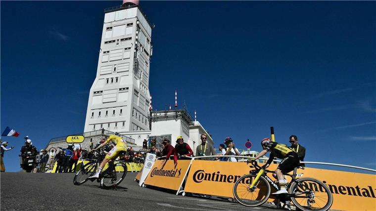 Vingegaard hält mit Pogacar mit und prallt gegen Fotografen Jonas Vingegaard hielt am legendären Mont Ventoux mit Tadej Pogacar mit.