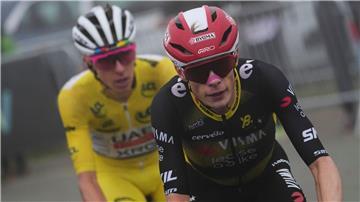 Jonas Vingegaard (r) will Titelverteidiger Tadej Pogacar weiter herausfordern.