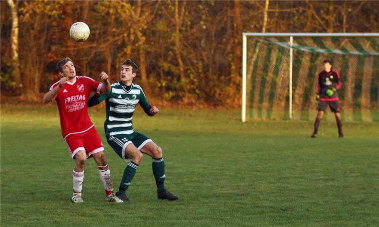 Fußball-Kreisliga Rotenburg: Matthias Michaelis Spieler der Saison Jonathan Böttjer im Duell mit Sottrums Torjäger Matthias Michaelis (links), der jetzt mit großem Vorsprung zum Spieler der Saison gewählt wurde.