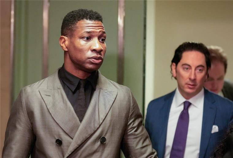 Jonathan Majors teilweise schuldig gesprochen Jonathan Majors (l) wurde im März nach einem Vorfall mit seiner damaligen Freundin von der Polizei in Gewahrsam genommen.
