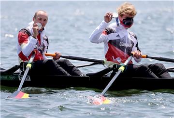 Rudern: Olympia, Lgw.-Doppelzweier, Männer, Finale im Sea Forest Waterway. Jonathan Rommelmann und Jason Osborne (r) aus Deutschland mit Silbermedaille bei der Siegerehrung .
