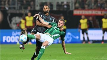 Jonathan Tah ist nach dem 2:2 in Bremen unzufrieden.