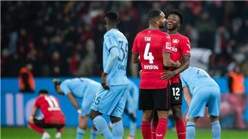 Jonathan Tah (l) ist für Edmond Tapsoba wie ein großer Bruder.