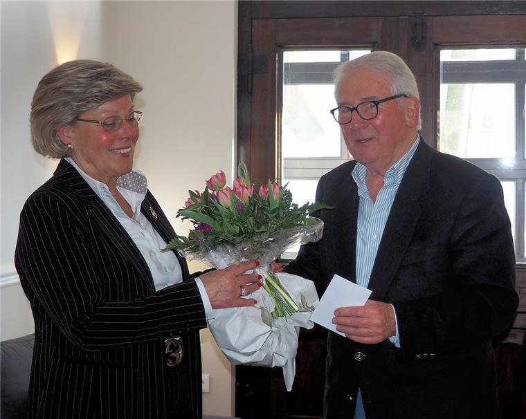 Demenz: Leben wie im "Anderland" Jonny Lüdemann von der „AG 60 Plus“ der SPD dankte Alice Fröhlich mit einem Blumenstrauß für ihre Ausführungen