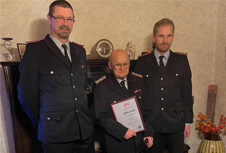 Seltenes Jubiläum: Ostereistedter seit 80 Jahren in der Feuerwehr Jonny Poppe (Mitte) trat 1942 in die Feuerwehr Ostereistedt ein und hält der Wehr bis heute die Treue. Mit ihm freuen sich Ortsbrandmeister Detlev Pape (links) und dessen Stellvertreter Jan-Christoph Viebrock.