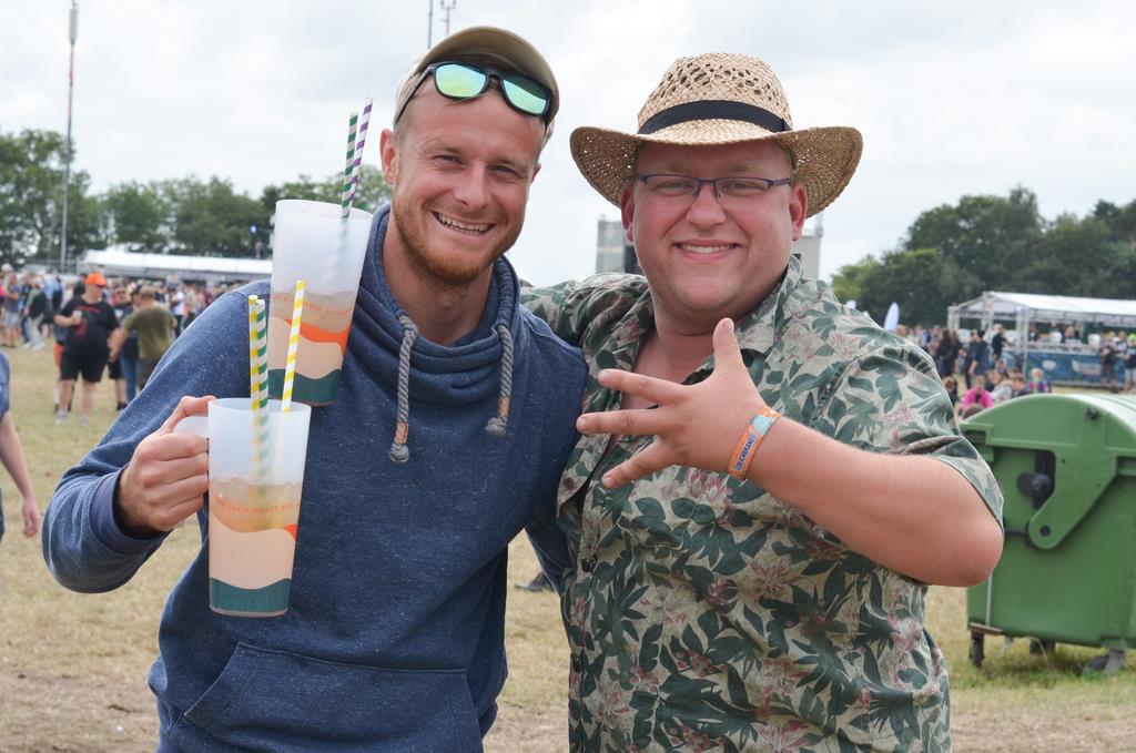 Joost (rechts) aus dem Kreis Nienburg, wollte mit seinen vier Fingern unbedingt ...