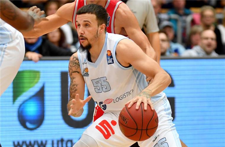 Jordan Brangers (rechts) und die Eisbären präsentieren sich am Sonntag zum ersten Mal in dieser Saison in der Bremer ÖVB-Arena. Es geht gegen Meister Bayern München.