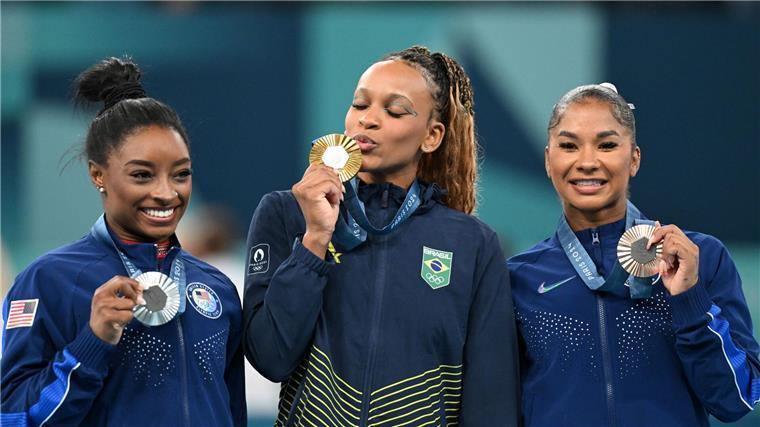 Jordan Chiles aus den USA (r) verliert ihre Bronzemedaille, doch der US-Turnverband will das nicht so einfach akzeptieren.