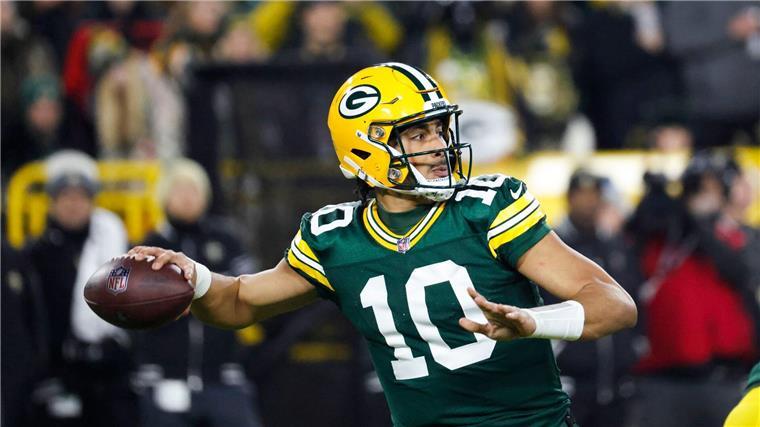 Sieg ohne Gegenpunkte: Green Bay feiert Playoff-Einzug Jordan Love steht mit den Green Bay Packers nach einem dominanten Sieg in den NFL-Playoffs.