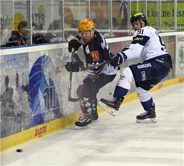 Jordan Owens (links) tankt sich an der Bande durch.