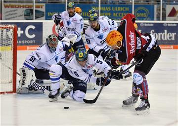 Jordan Owens (rechts) gegen den Rest der Welt. Der Kanadier will mit den Pinguins in den November-Heimspielen gute Resultate erreichen. 