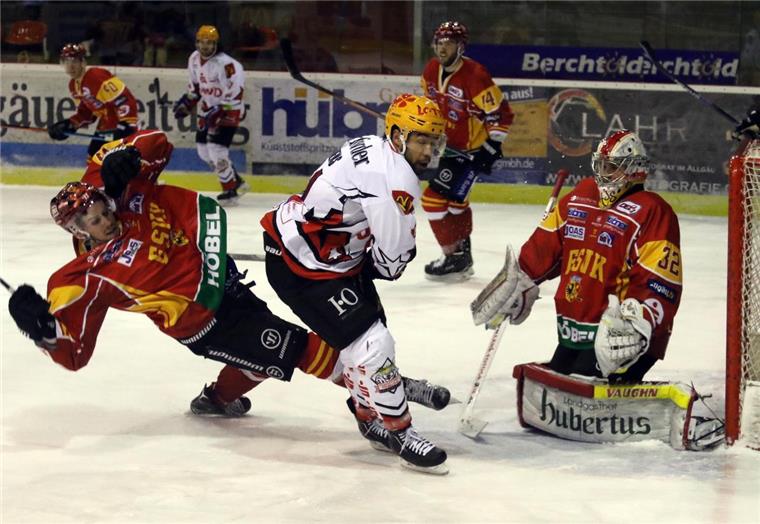 Pinguins beweisen tolle Moral in Kaufbreuen Jordan Owens (weißes Trikot) feierte mit den Fischtown Pinguins einen 4:3-Sieg beim ESV Kaufbeuren.