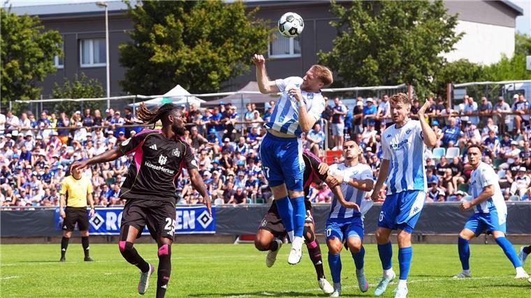 Jordan Torunarigha (li) und der HSV sehen ganz schlecht aus 