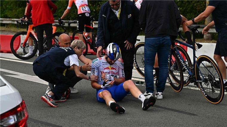 Sturz-Drama bei der Tour - Bauhaus sprintet auf Platz drei Jordi Meeus aus dem deutschen Red-Bull-Team wird medizinisch versorgt, nachdem er auf den letzten Kilometern vor dem Ziel der 3. Etappe gestürzt ist.