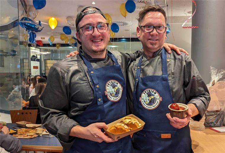 Jetzt geht’s ab: Kreative Burger zur Eröffnung von „Fry High“ im Bad 2 Joschka Traue (links) und Paul Dominiuk haben einen leckeren Start hingelegt.