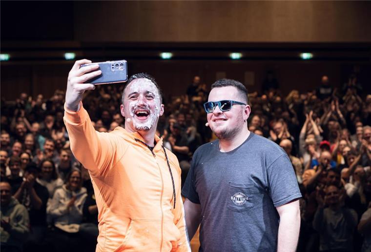 „Männer, die aufs Wasser starren“ spielen in Bremerhaven - Was ihr dazu wissen müsst Joschka Traue und Nico Flathmann machen ein Selfie mit den Gästen in Vegesack.