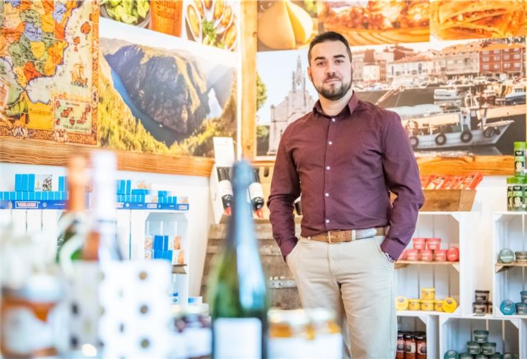 Bremerhavener hat sich trotz Corona Traum erfüllt José Francisco Iglesias Carbajales ist erst seit kurzem Bremerhavener und hat im Dezember in der Langener Landstraße ein spanisches Feinkostgeschäft eröffnet.
