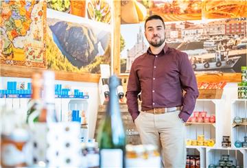 José Francisco Iglesias Carbajales ist erst seit kurzem Bremerhavener und hat im Dezember in der Langener Landstraße ein spanisches Feinkostgeschäft eröffnet.