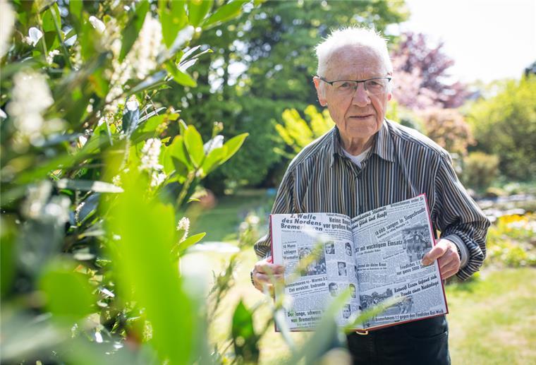 Held vom „Zolli“: Machniki war mit Bremerhaven 93 fast Meister Josef „Jupp“ Machniki blättert in seinem Garten in Nesse im Buch „Und sonntags auf zum Zolli“. Der 90-Jährige wird am Sonnabend bei der Premiere des Dokumentarfilms „Mythos Zolli“ einer der Ehrengäste sein.