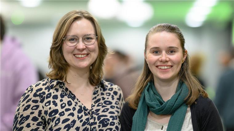 Josephine Assmus (l) steht nun gemeinsam mit Franziska Tell an der Spitze der Bremer Grünen.