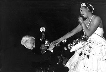 Josephine Baker - hier auf einem Foto aus den 50er Jahren mit Charlie Chaplin.