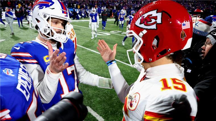 NFL-Erlösung für „Stadt der Verlierer“? Bills fordern Chiefs Josh Allen (l.) gratuliert Patrick Mahomes nach dem Playoff-Aus im Vorjahr.