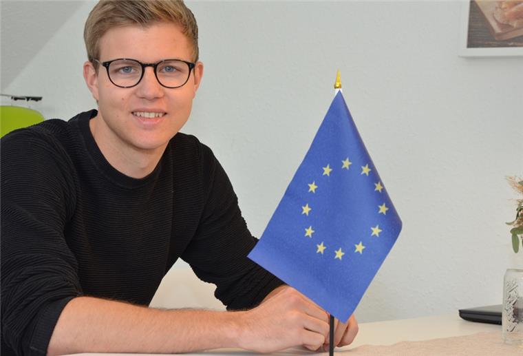 Jungem Breddorfer liegt Europa am Herzen Joshua Henning sitzt in seiner Küche in Breddorf. Die Fahne auf dem Tisch ist ein Geschenk seiner Mutter und steht normalerweise an seinem Bett.