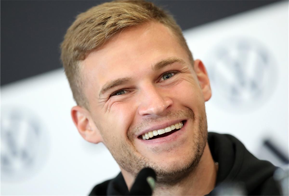 Joshua Kimmich nimmt es mit Humor: Fußballspielen kann er, handwerken eher nicht.