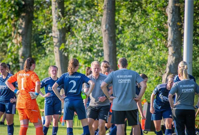 Bitteres Ding: Geestland-Frauen kassieren acht Tore Joshua von Glahn (Zweiter von rechts) musste mit dem FC Geestland eine hohe Niederlage hinnehmen.