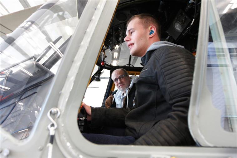 Nordholz: Marineflieger erfüllen Joshua den Traum seines Lebens Joshuas Traum wird wahr: Er darf im Cockpit vom Sea King Platz nehmen.