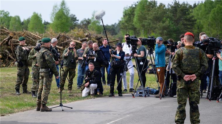Schnelle Eingreiftruppe trainiert in Niedersachsen Journalisten begleiten die Militär Übung „Wettiner Heide“.