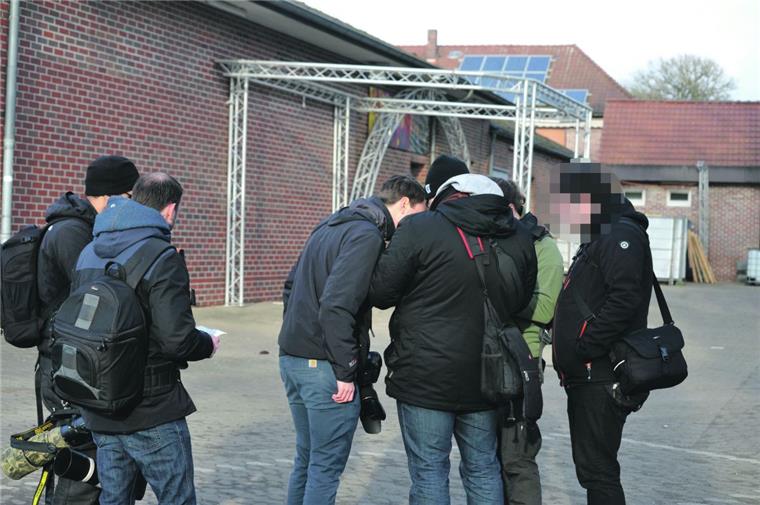 NPD in Karlshöfen nicht erwünscht Journalisten beobachten die Veranstaltung in Karlshöfen. Einer von ihnen hatte für etwa 20 Minuten Zutritt zu der NPD-Veranstaltung.
