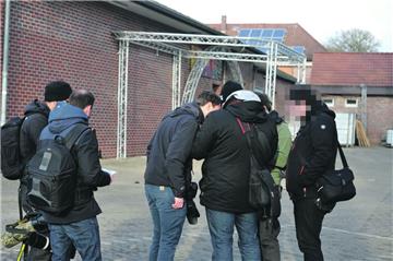 Journalisten beobachten die Veranstaltung in Karlshöfen. Einer von ihnen hatte für etwa 20 Minuten Zutritt zu der NPD-Veranstaltung.