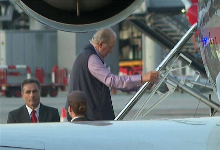 Spaniens Altkönig beendet erneuten Heimatbesuch Juan Carlos (M), Altkönig von Spanien, am Internationalen Flughafen Vigo-Peinador.