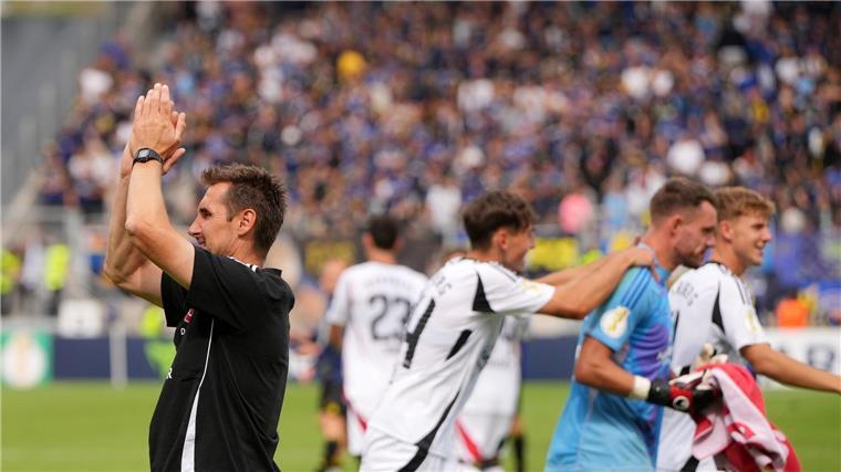 Dank Mathenia: Nürnberg mit Zittersieg in Saarbrücken Jubel auch beim Club-Trainer: Miroslav Klose