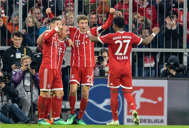 Jubel bei den Bayern-Spielern über den hohen Sieg gegen Dortmund. 