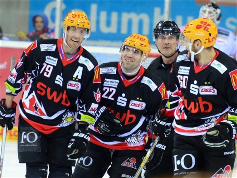 Fischtown Pinguins feiern 6:4-Heimsieg gegen Heilbronn Jubel bei den Fischtown Pinguins. Foto: Scheer