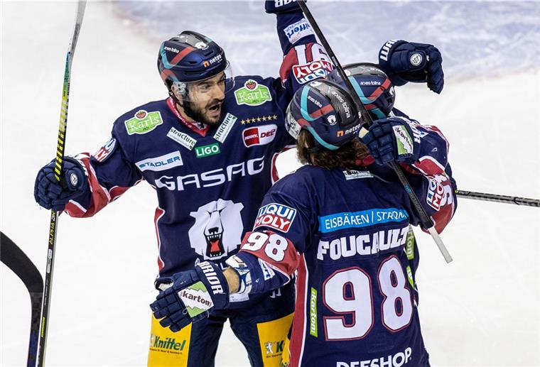 Jubel bei den Spielern der Eisbären Berlin über den achten Meistertitel.
